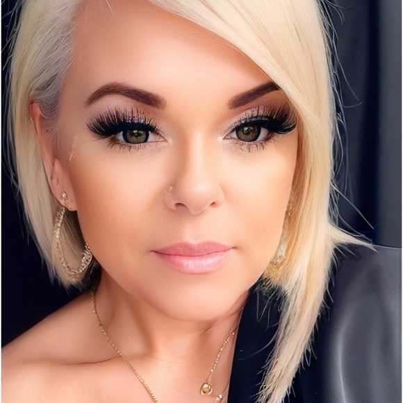 Meet your Posher, Nichole - Picture 2 of 4